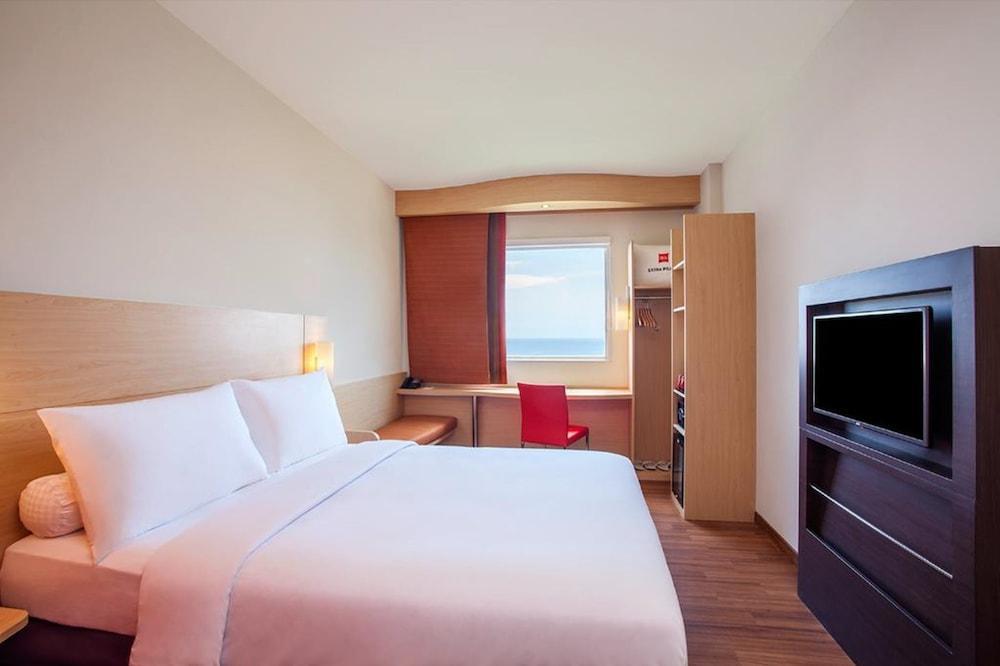 Ibis Manado City Center Boulevard Exterior photo