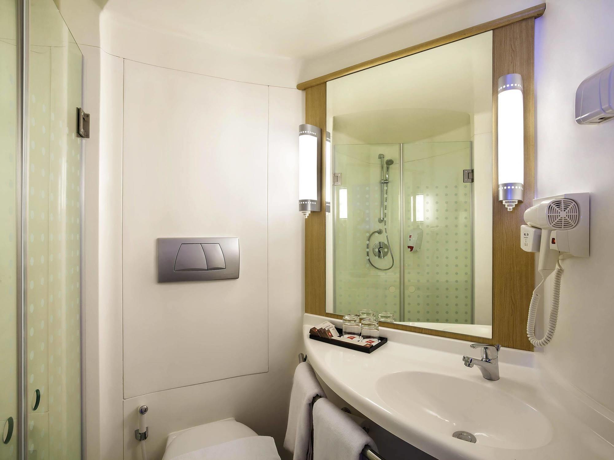 Ibis Manado City Center Boulevard Exterior photo